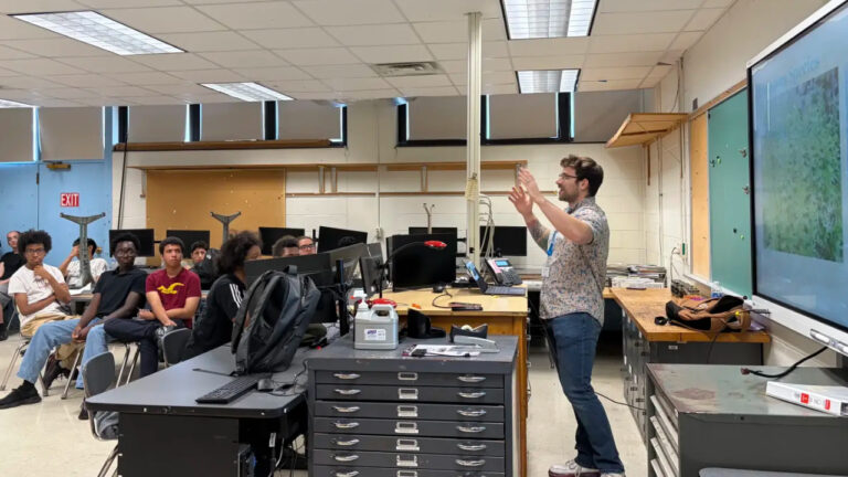 Con Edison Natural Resources Scientist Shows ELOC Summer Students What a Career in the Environmental Field Looks Like